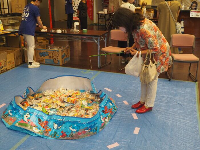 縁日:お菓子つり堀の写真です。