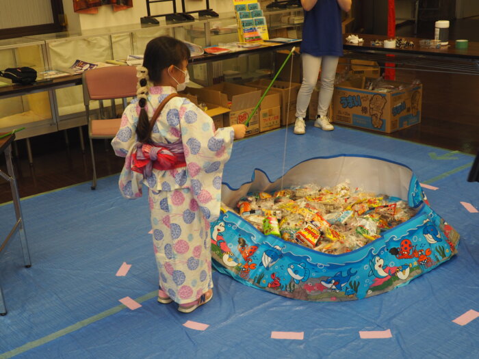 縁日:お菓子つり堀の写真です。