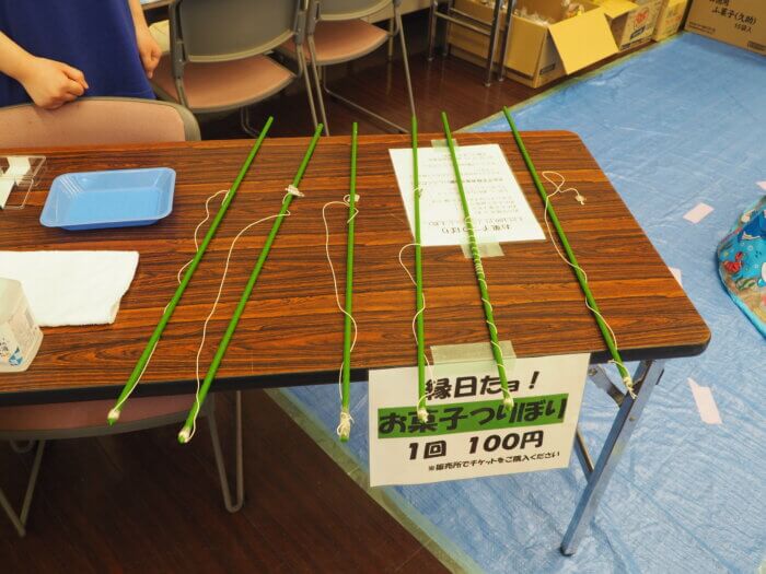 縁日:お菓子つり堀の写真です。