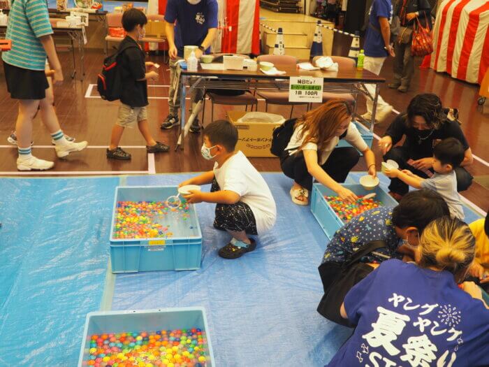 縁日:ヨーヨー釣り、スマートボールすくいの写真です。