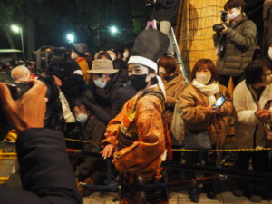 足利鎧武者行列：刀に手をかける鎧武者の写真です。