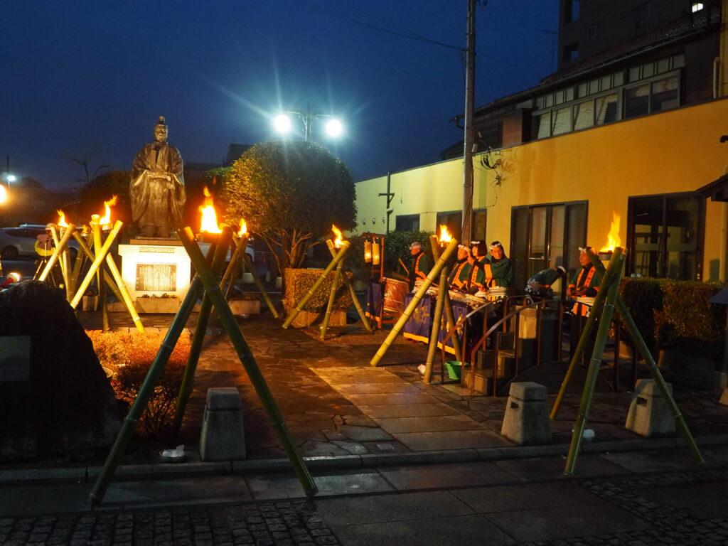 足利尊氏公像前で演奏する写真です。