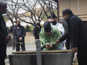 御厨神社：御田植祭に望む神職や氏子の清めの写真です。