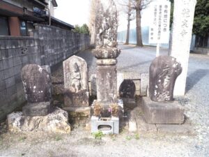 足利三十三観音霊場巡り：福井 龍泉寺・参道入り口の石仏の写真です。