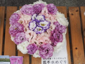 足利鑁阿寺大門通り:店頭の花手水の写真です。