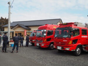 足利消防署の消防車と隊員の写真です。