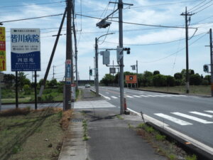 県道128号線のフラワーパーク入り口交差点の写真です。