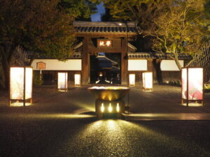 学校門と花手水の写真です。