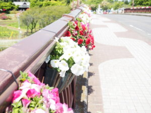 橋の欄干に飾られた花の写真です。