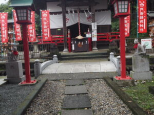 門田稲荷神社：社殿前の2対のお稲荷さんの写真です。