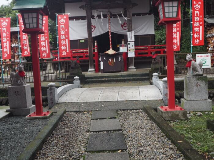 門田稲荷神社:社殿前の2対のお稲荷さんの写真です。