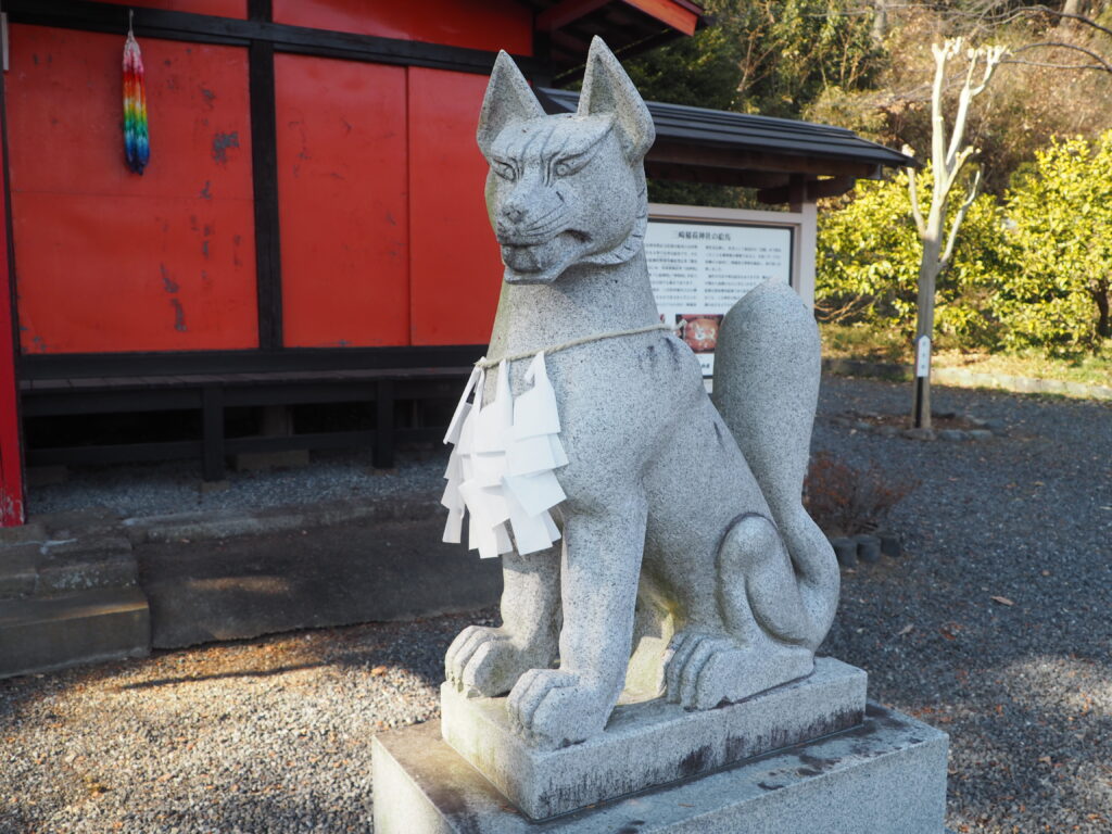 三崎稲荷神社：キツネ像の写真です。