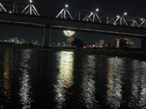 渡良瀬橋と冬の花火の写真です。