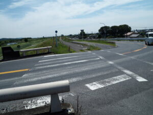 福猿橋南たもとの横断歩道の写真です。