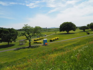 サイクリングロードから見える河川敷の公園の写真です。