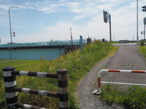 川崎橋南たもとに向かう道の写真です。