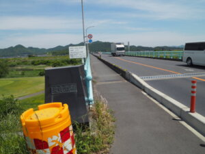 川崎橋の側道の写真です。