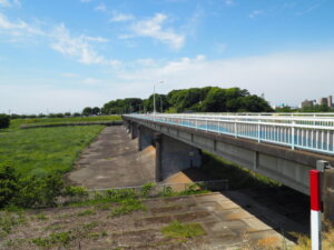 岩井橋のたもとを過ぎて臨む岩井橋の写真です。