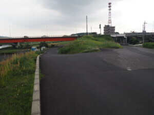 田中橋の下に向かう道の写真です。