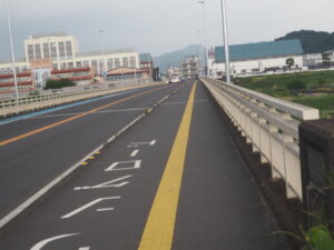 田中橋のサイクリングロードの写真です。