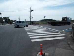 田中橋北交差点の横断歩道の写真です。