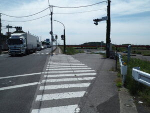 中橋と田中橋の途中にある交差点の写真です。