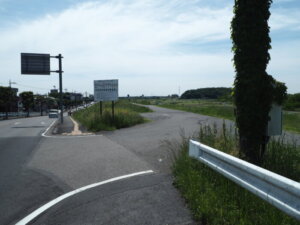 田中橋から岩井橋に向かうサイクリングロードの写真です。