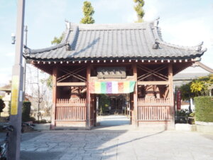 竜泉寺表門の写真です。