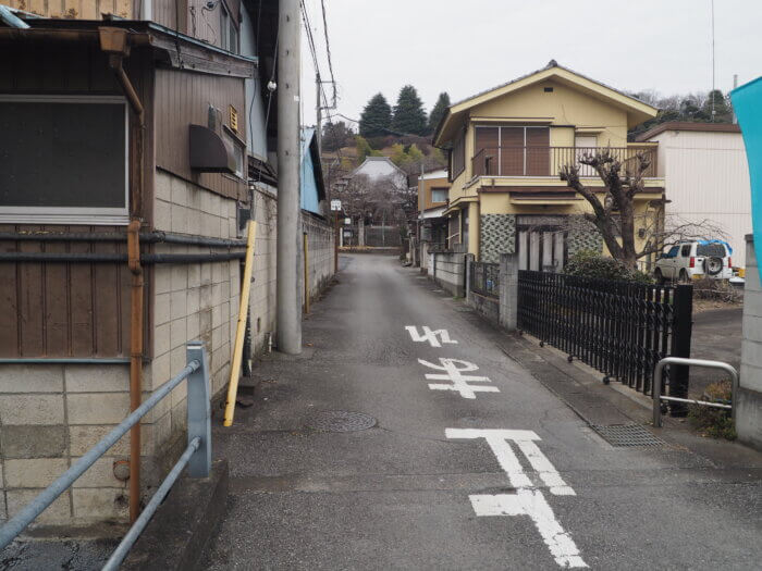 福巌寺:参道前の逆さ川の写真です。