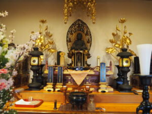福厳寺花まつり：本堂の須弥壇の写真です。