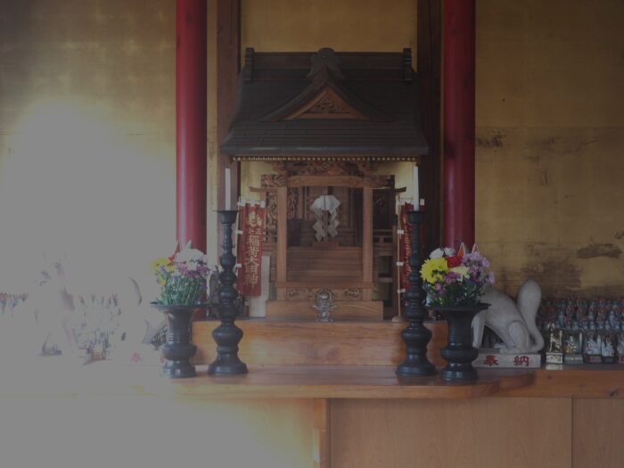 足利三十三観音霊場巡り：福居 龍泉寺境内にある稲荷神社の拝殿の写真です。