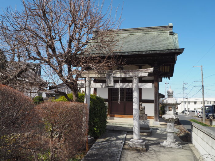 足利三十三観音霊場巡り：福居 龍泉寺境内にある稲荷神社の写真です。