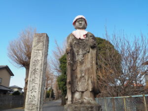 足利三十三観音霊場巡り：福井 龍泉寺・参道入り口の地蔵尊の写真です。