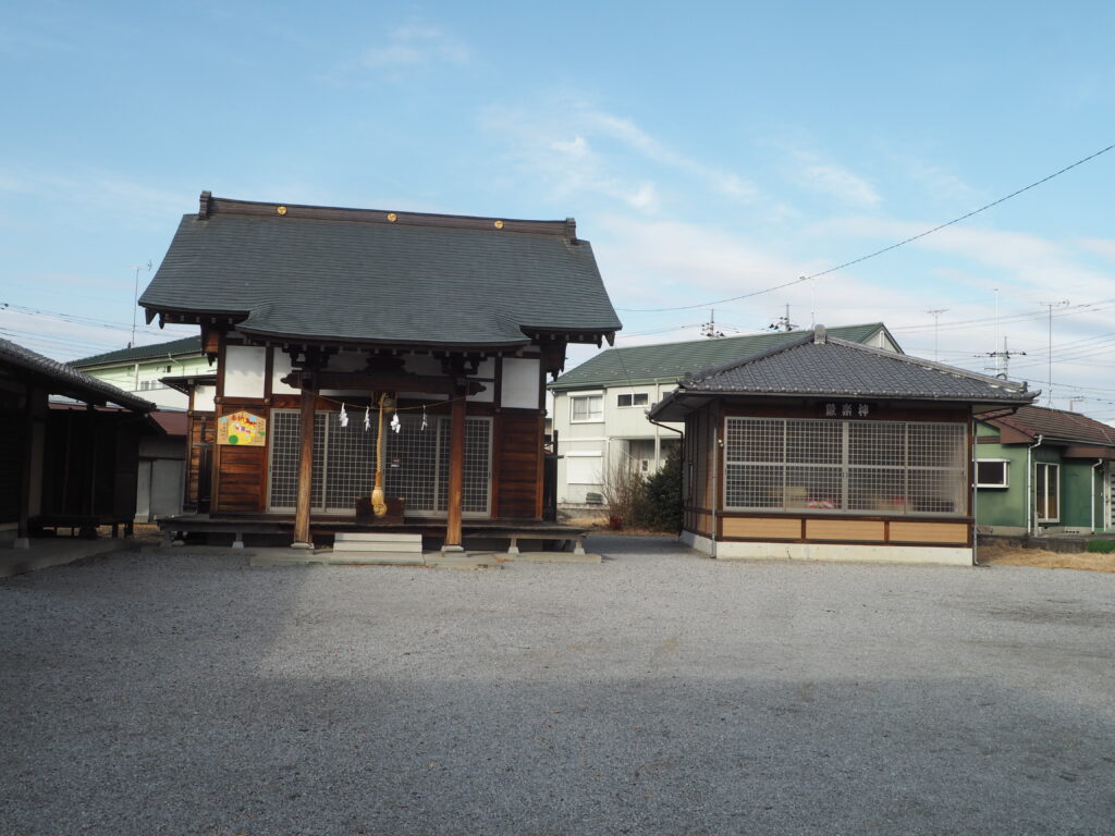 福居町二柱神社社殿と神楽殿の写真です。