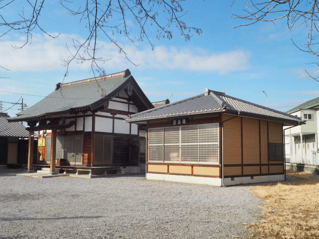 二柱神社：神楽殿と拝殿の写真です。