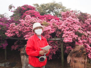 つつじが岡公園のガイドさんの写真です。