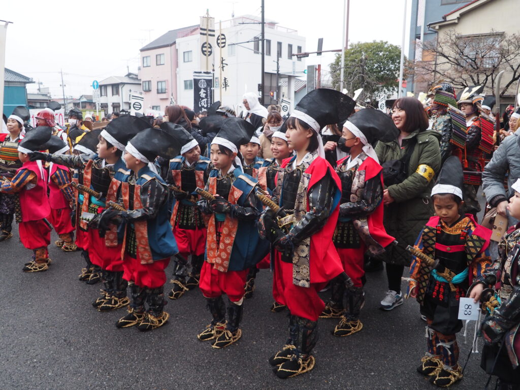 集結する鎧武者の写真です。
