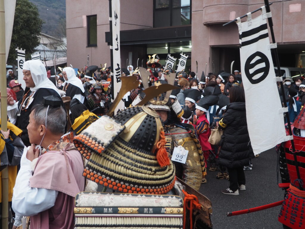 集結する鎧武者の写真です。