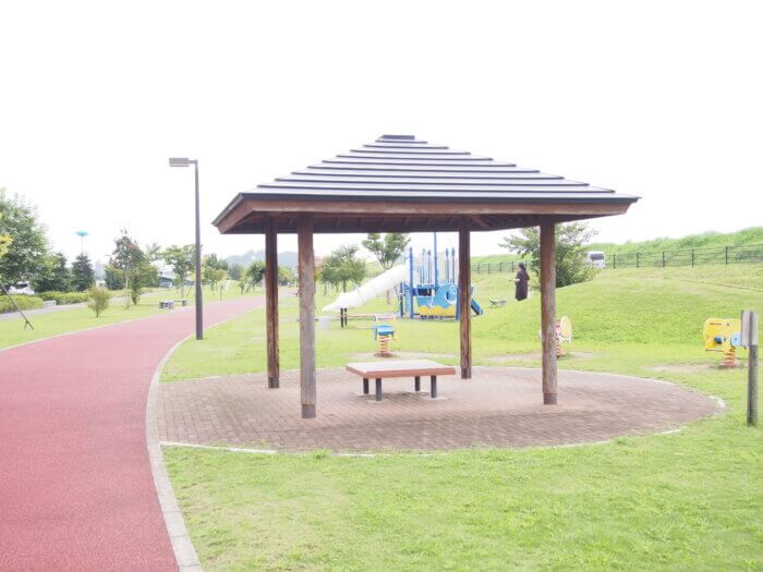 東屋のベンチの写真です。