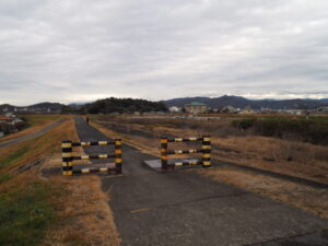 福寿大橋の南たもとをもと来た渡良瀬川右岸堤防に渡った写真です。