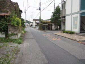 丁字路までの風景写真です。