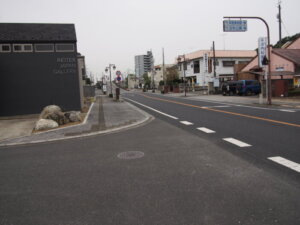 「足利公園通り」の標識の手前の風景写真です。