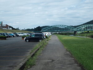 駐車場から公園に向かう道の写真です。