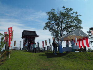 男浅間神社社殿と御朱印授与所の写真です。