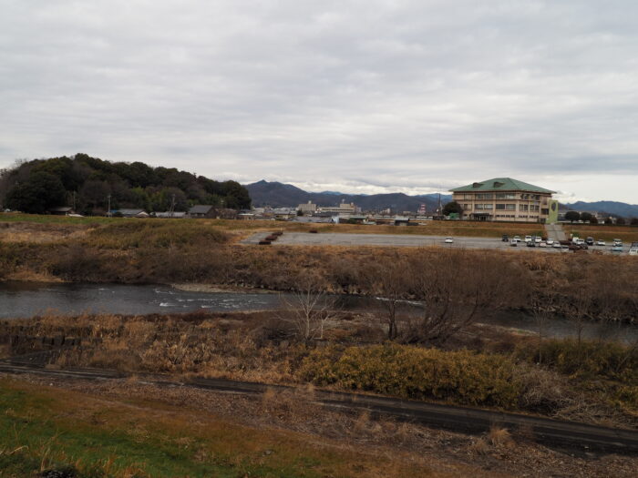 右手に見えるプラザと岩井山の写真です。