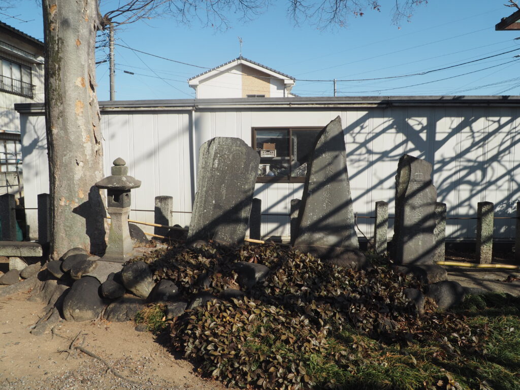 大原神社：境内の石碑群の写真です。