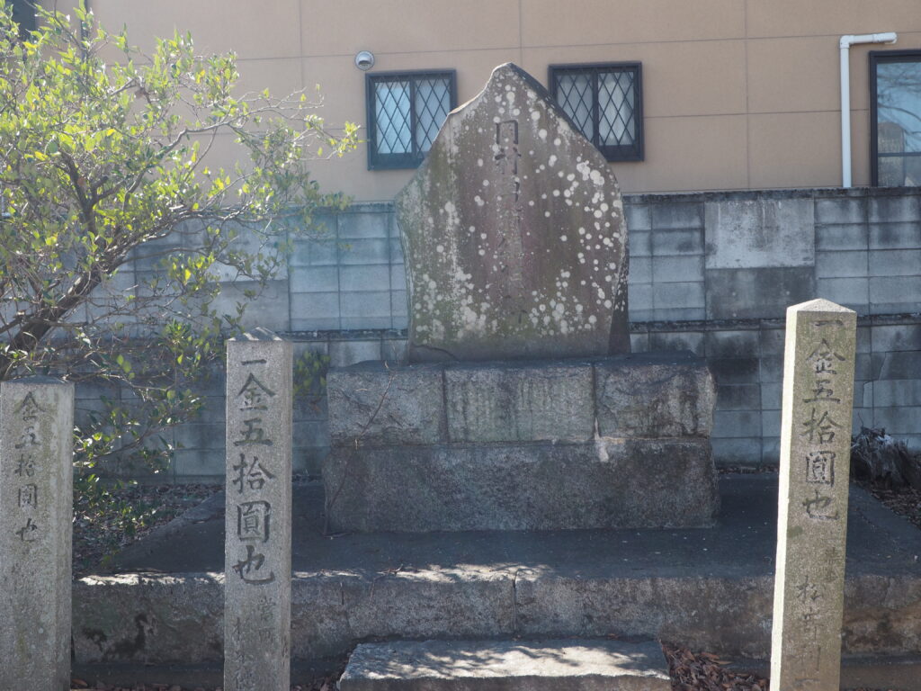 島田八坂神社：境内の石碑群の写真です。