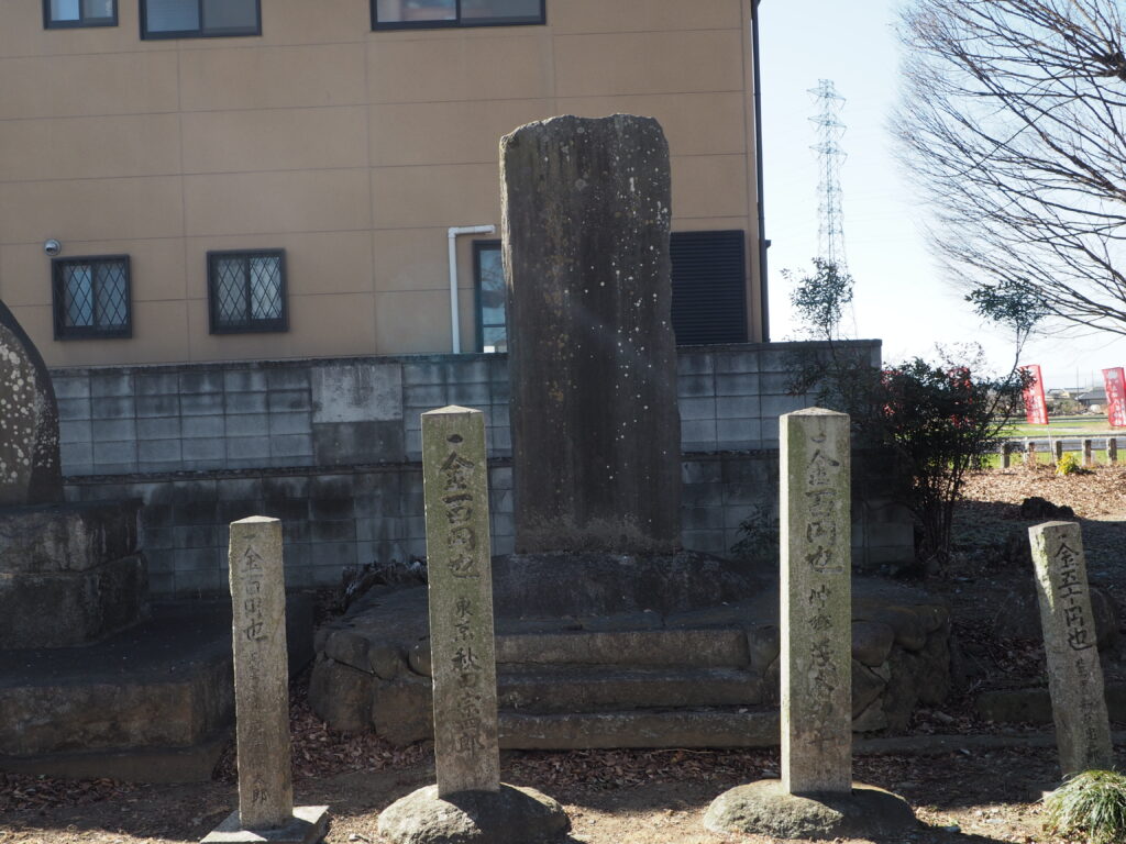 島田八坂神社：境内の石碑群の写真です。