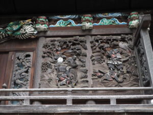 八幡神社：本殿東面彫刻の写真です。