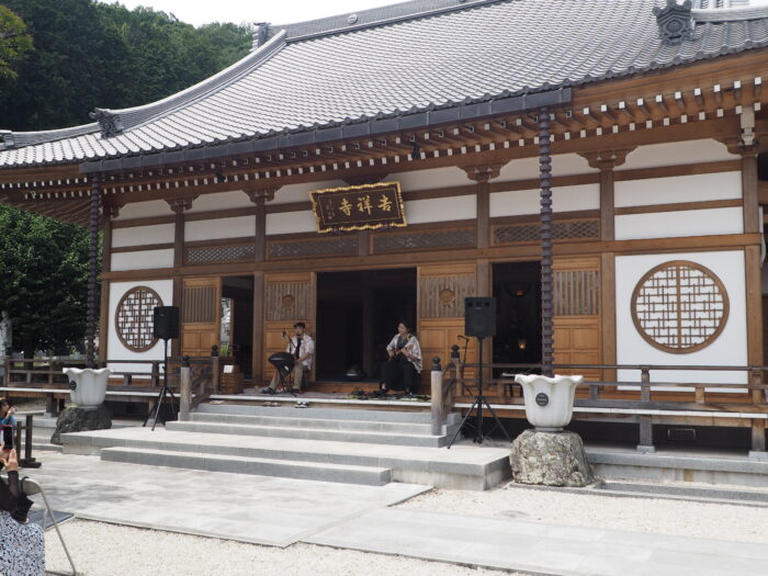 吉祥寺:アジサイ弁天まつりでのハンドパンとギターの演奏会の写真です。